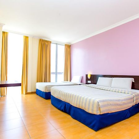 Ample Hotel Skudai Buitenkant foto